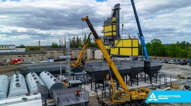 Для ремонта трассы на Днепр в Павлограде монтируют самый мощный в Украине асфальтобетонный завод