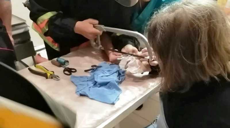 В Павлограде спасатели помогли снять с пальца девочки металлический предмет