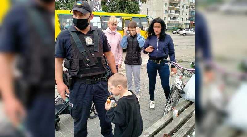 Голодный и раздетый: в Павлограде на улице нашли маленького мальчика