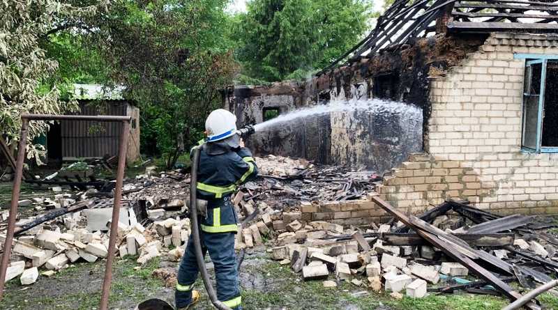 В Павлоградском районе спасатели ликвидировали пожар в жилом доме