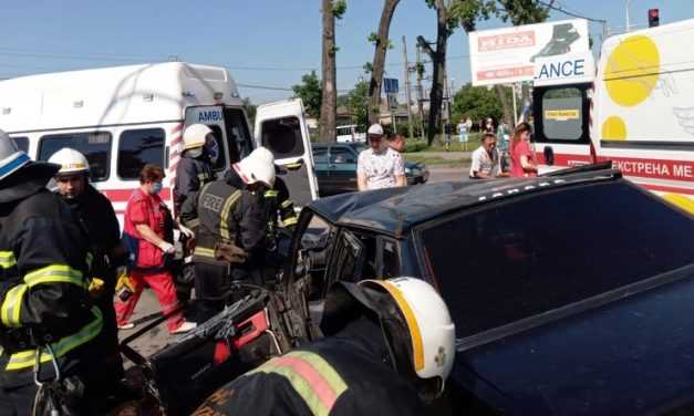 В Павлограде после ДТП спасателям пришлось доставать водителя из авто (ВИДЕО)