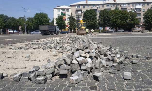 На центральной площади Павлограда начался демонтаж брусчатки