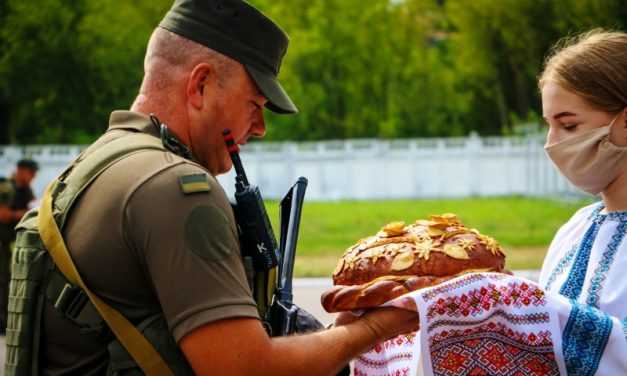 Хлібом-сіллю зустрічали гвардійців з ООС в Павлограді