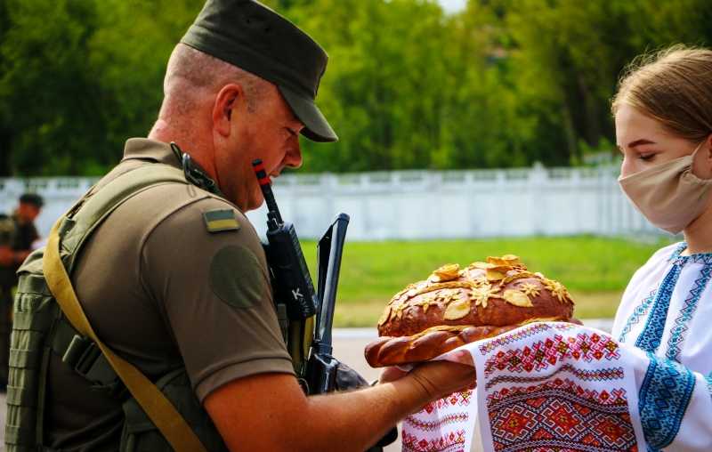 Хлібом-сіллю зустрічали гвардійців з ООС в Павлограді