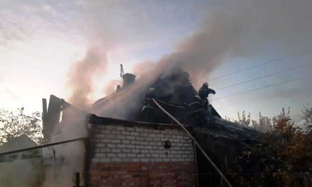 В Павлограде спасатели ликвидировали пожар в доме на двух хозяев (ВИДЕО)