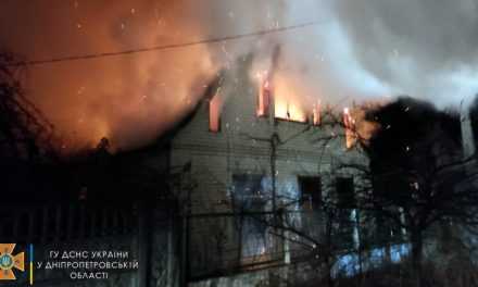 В Павлограде во время ликвидации пожара бойцы ДСНС спасли мужчину