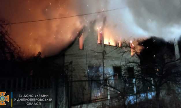 В Павлограде во время ликвидации пожара бойцы ДСНС спасли мужчину