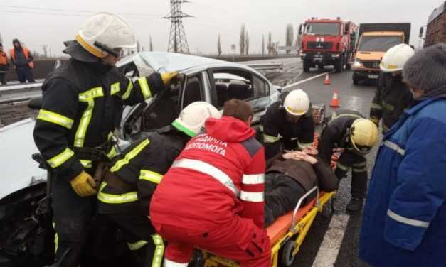 Павлоградские спасатели оказали помощь в ликвидации последствий ДТП