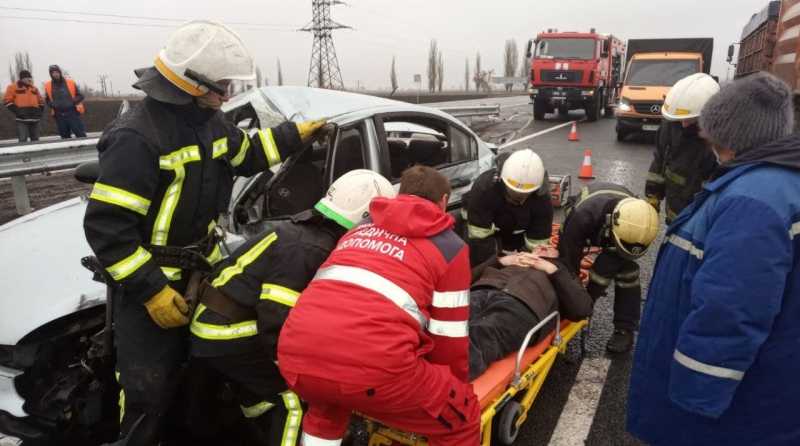 Павлоградские спасатели оказали помощь в ликвидации последствий ДТП