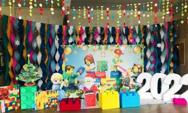 Павлоградскую школу №17 украсили к Новому году в стиле «Лего»