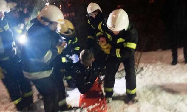 В Павлограде спасатели достали упавшего с крутого склона мужчину