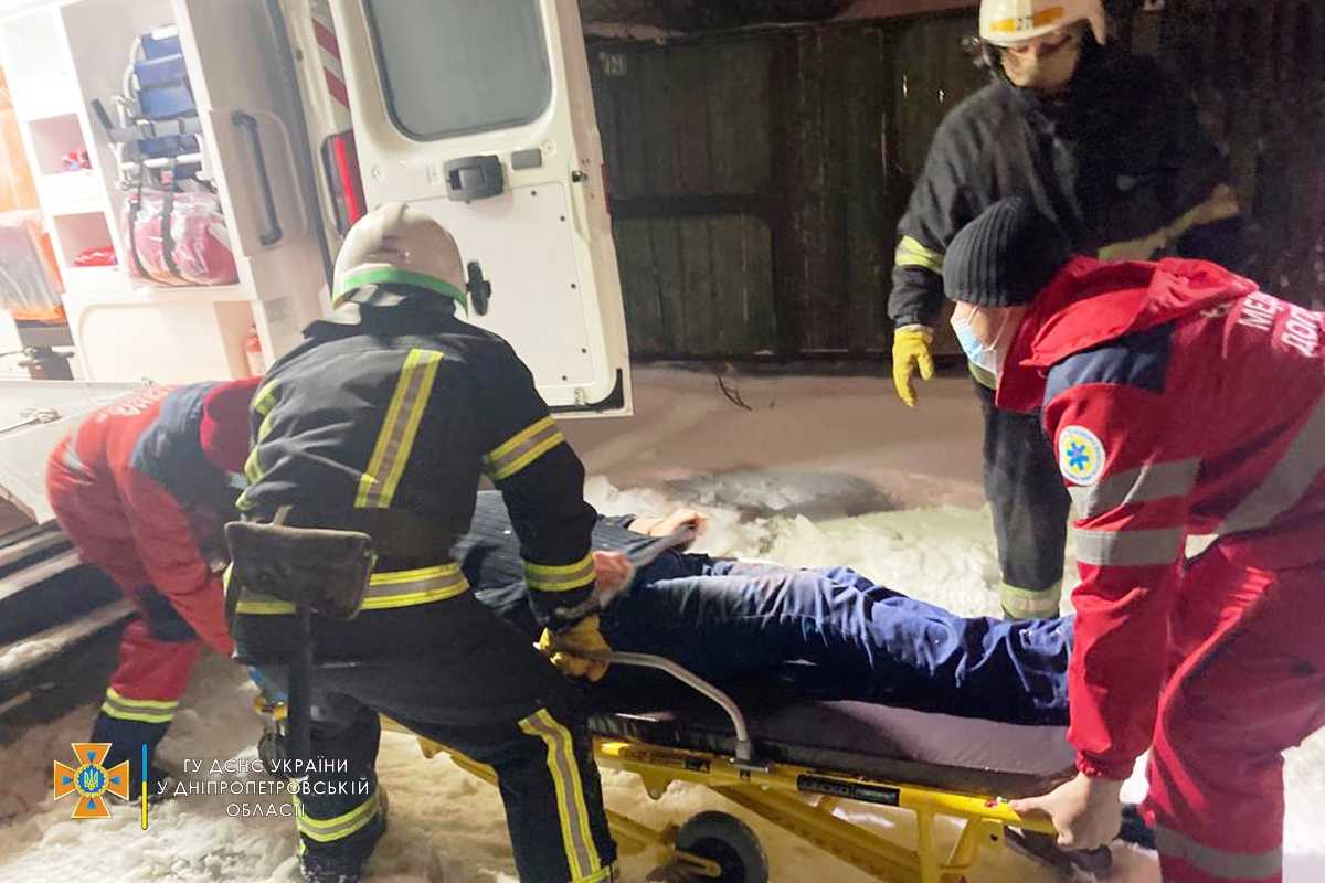 В Павлограде спасатели достали упавшего с крутого склона мужчину