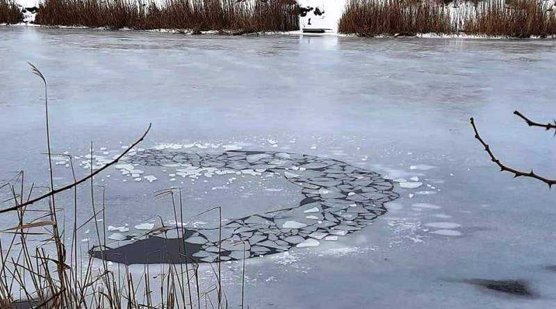 На Волчьей рыбаки спасли мужчину, который решил прогуляться с дочкой по замёрзшей реке и провалился под лёд