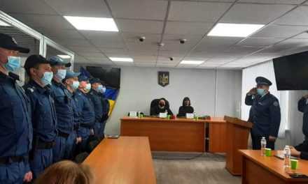 Посетители Павлоградского суда пытались пронести в здание запрещенные предметы