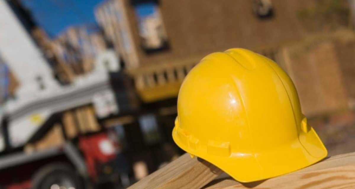 ЧП на стройке в Павлограде: на строителя упала стрела крана с плитой