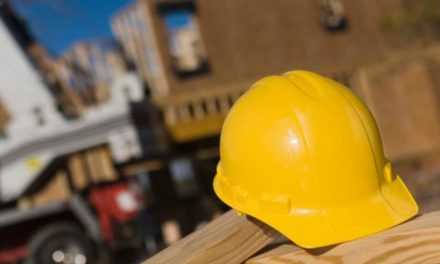 ЧП на стройке в Павлограде: на строителя упала стрела крана с плитой