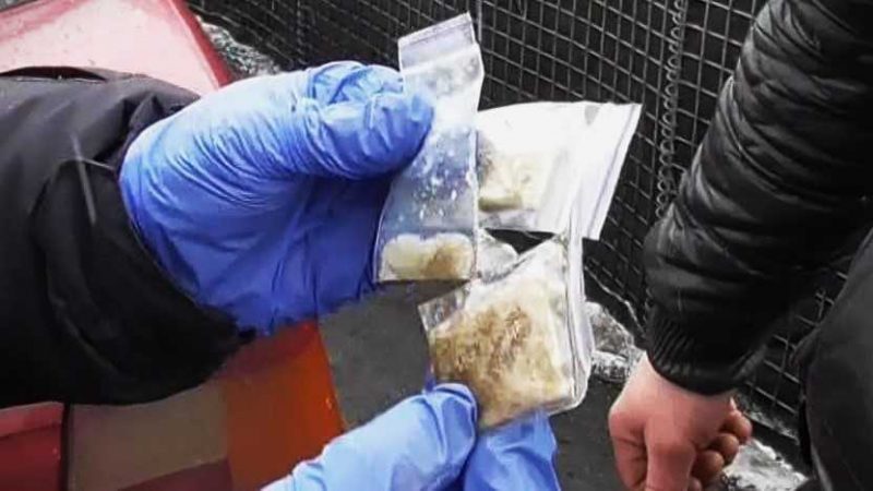 На блокпосту затримали чоловіка з підозрілою речовиною