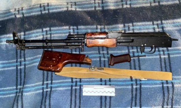 На блокпосту під Павлоградом поліцейські вилучили у водія зброю