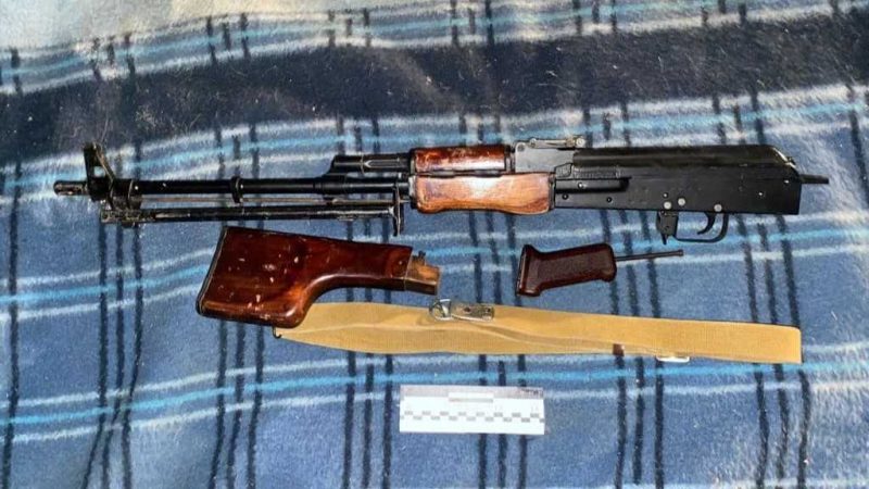 На блокпосту під Павлоградом поліцейські вилучили у водія зброю