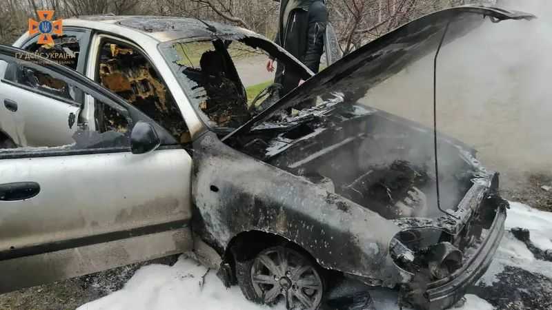 Павлоградські рятувальники загасили палаюче авто