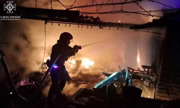 У Павлограді вночі загорівся гаражний бокс