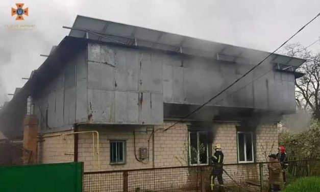 Павлоградські пожежники гасили приватний будинок