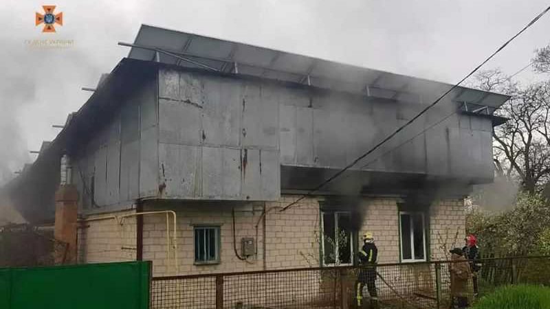 Павлоградські пожежники гасили приватний будинок