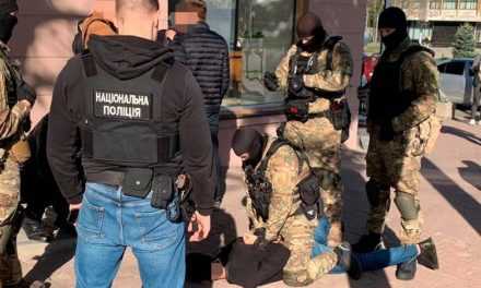 Затримано ділка, який заробляв пропонуючи волонтерські посвідчення