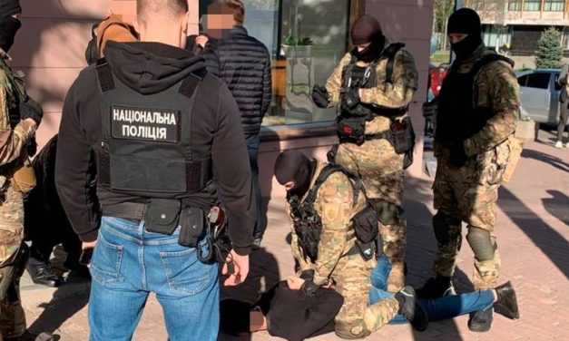 Затримано ділка, який заробляв пропонуючи волонтерські посвідчення