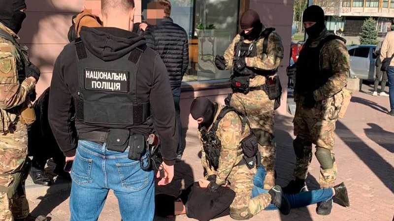 Затримано ділка, який заробляв пропонуючи волонтерські посвідчення