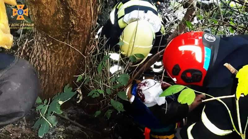 В Павлограді чоловік провалився у яму